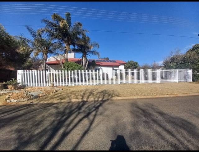 4 BEDROOM HOUSE FOR SALE IN OVERKRUIN